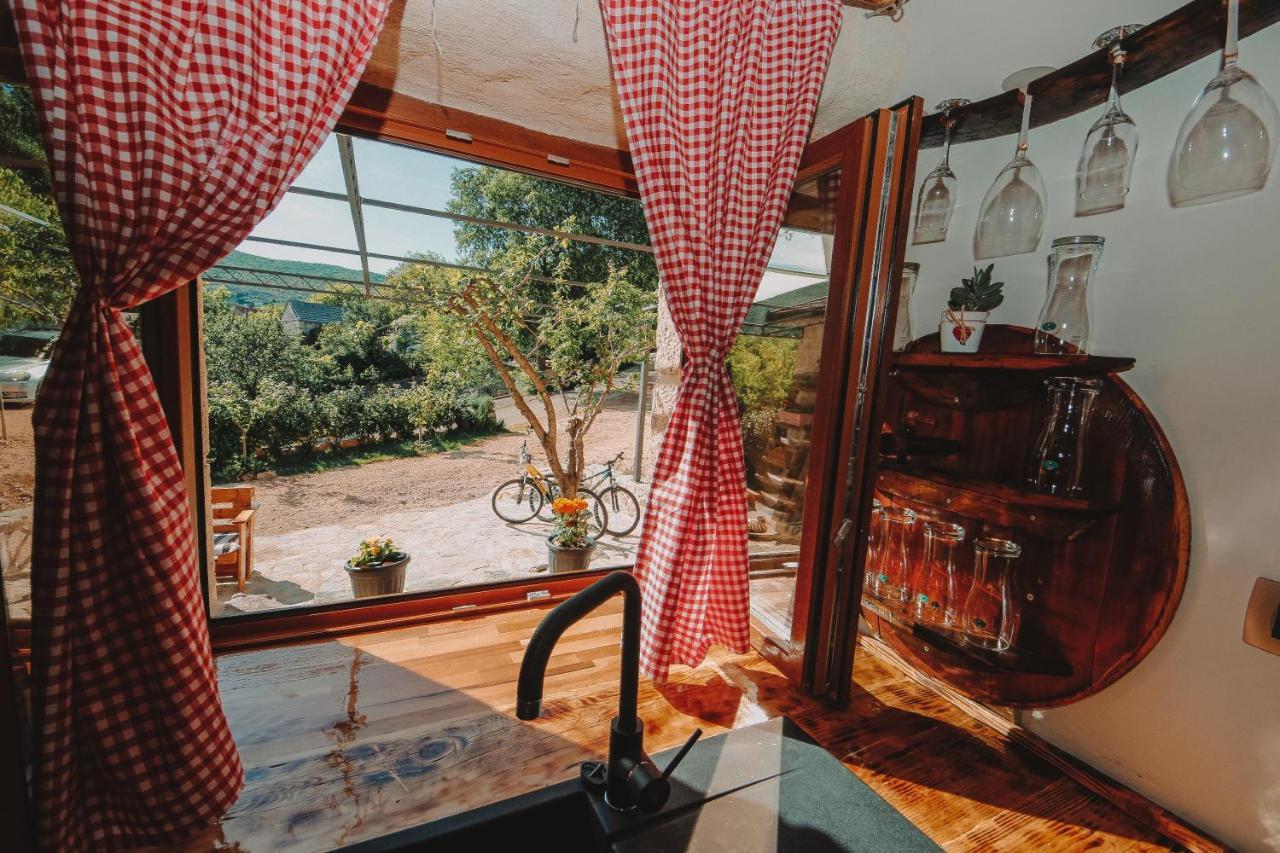The Old Stable 1861 Villa อิโมตสกี ภายนอก รูปภาพ